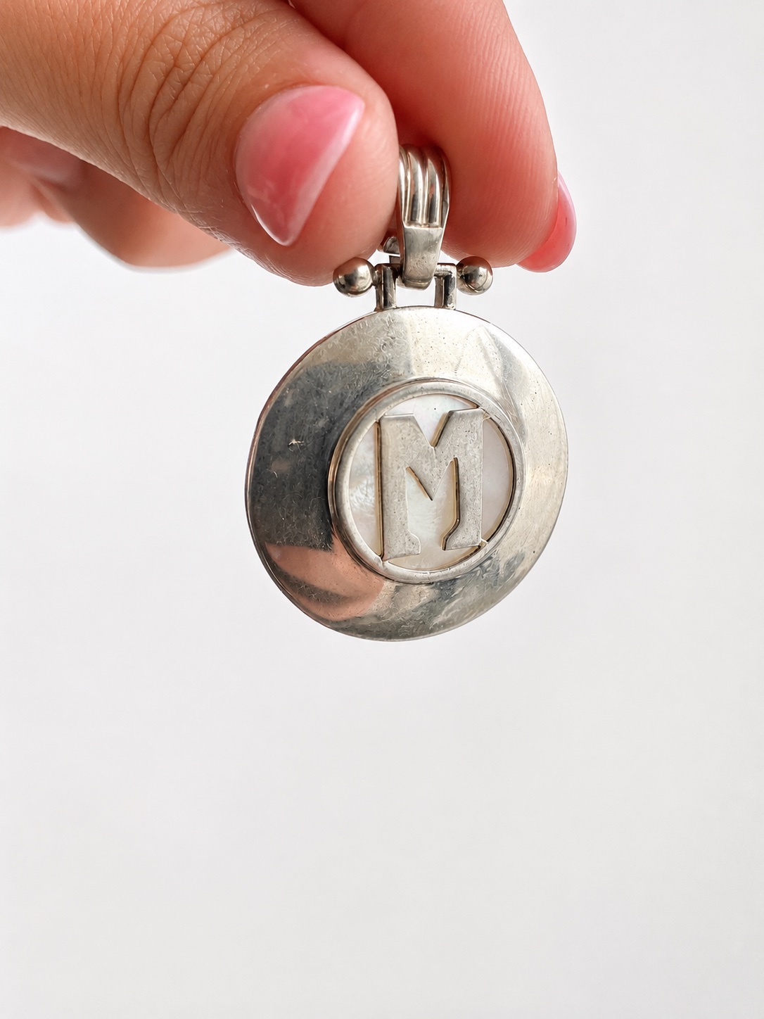 Dije de plata y nácar inicial M
