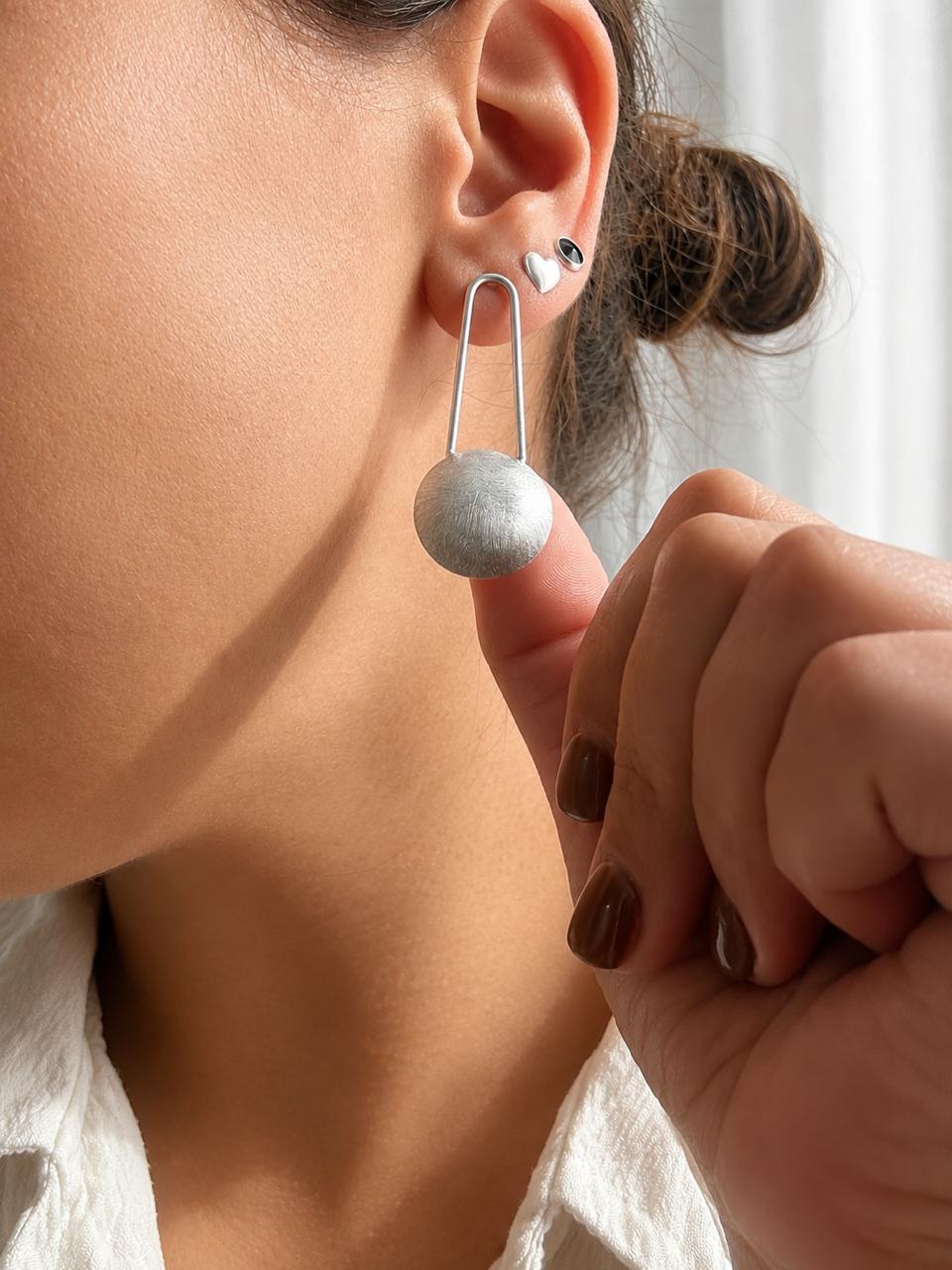 Aros de plata rígidos con circulo labrado — foto 2