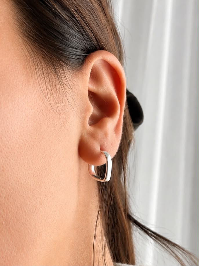 Aros de plata minimalista medio ovalo
