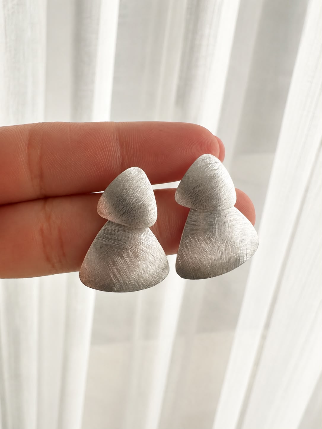 Aros de plata labrada triangulares