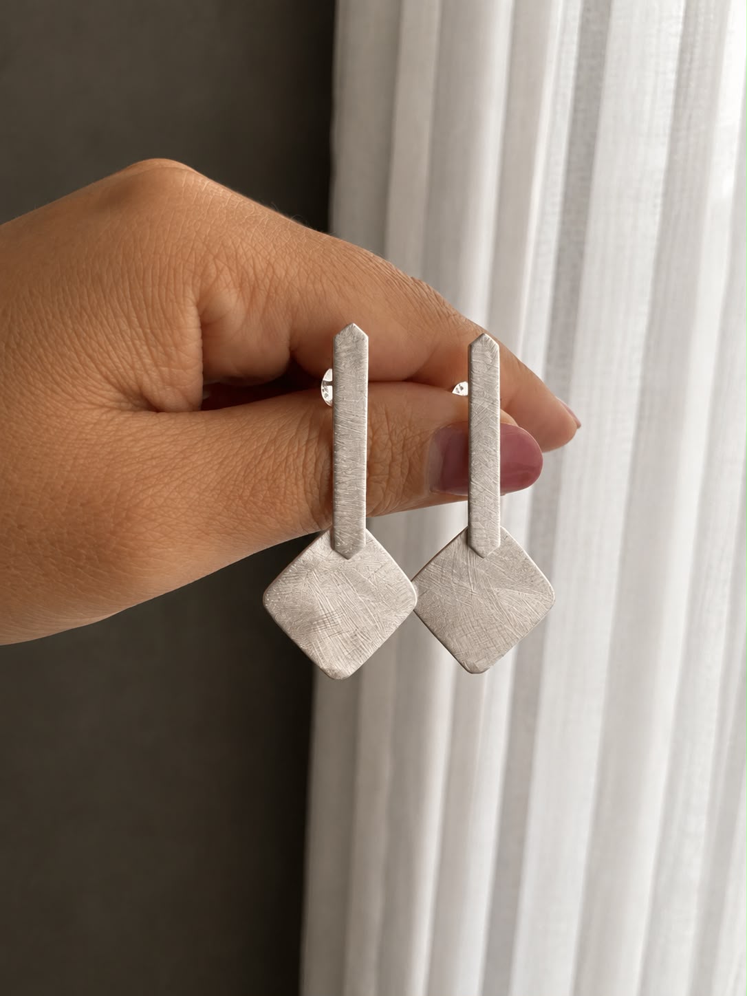 Aros de plata colgantes labrada cuadrado
