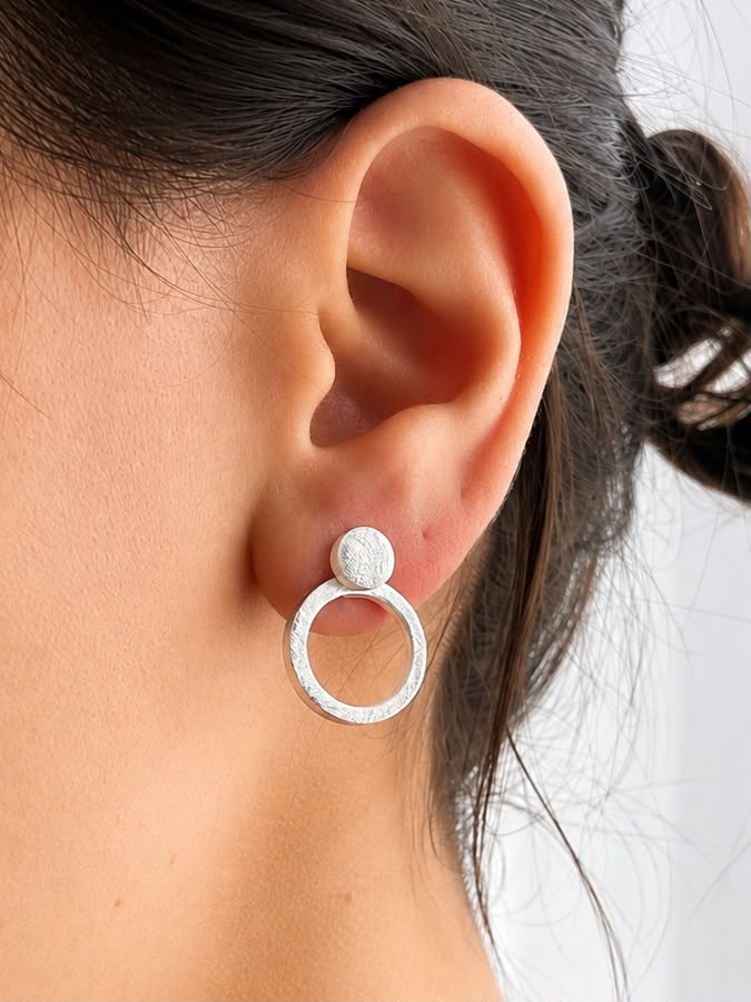 Aros de plata labrada círculos