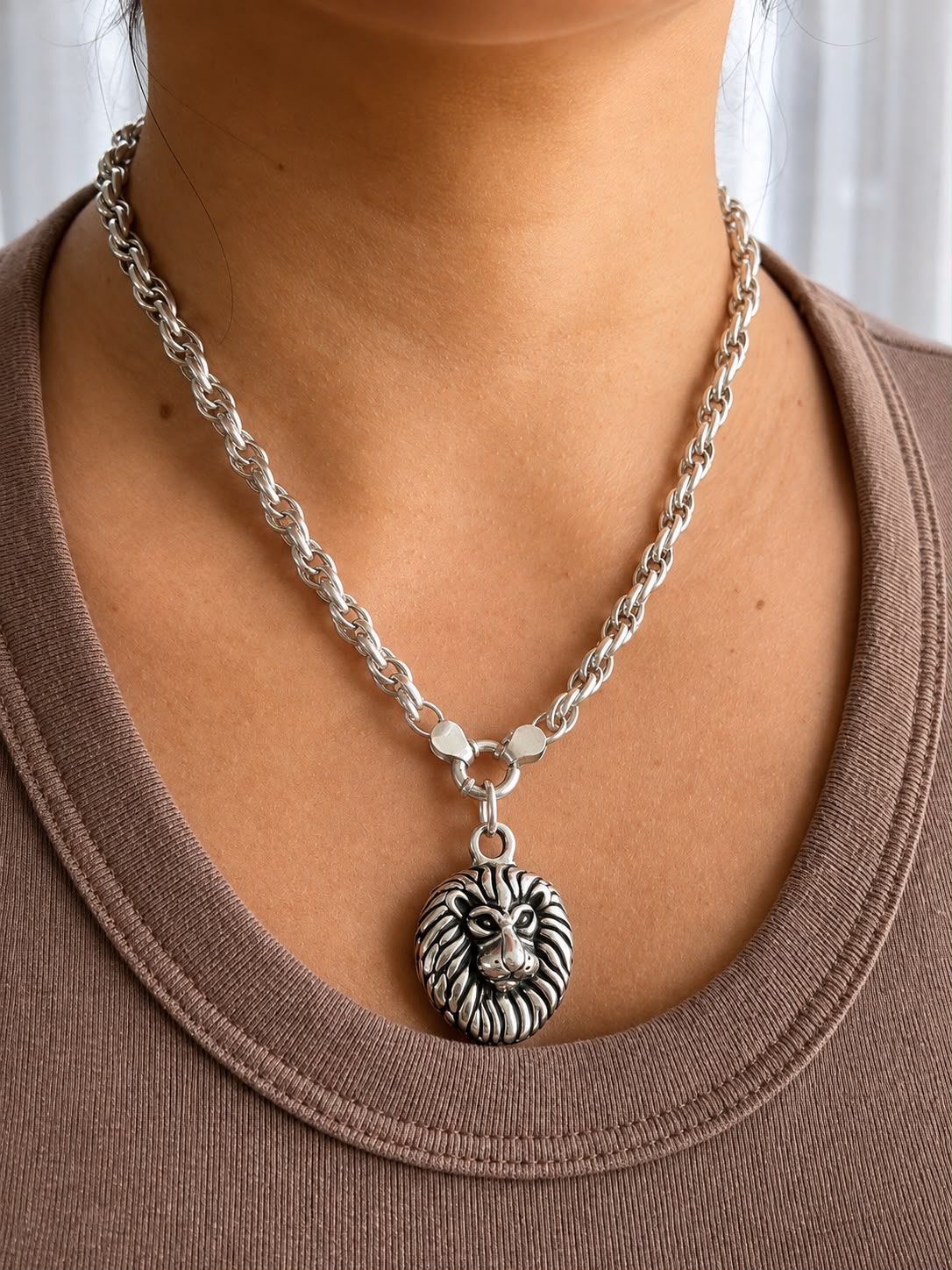 Dije de plata inflada leon