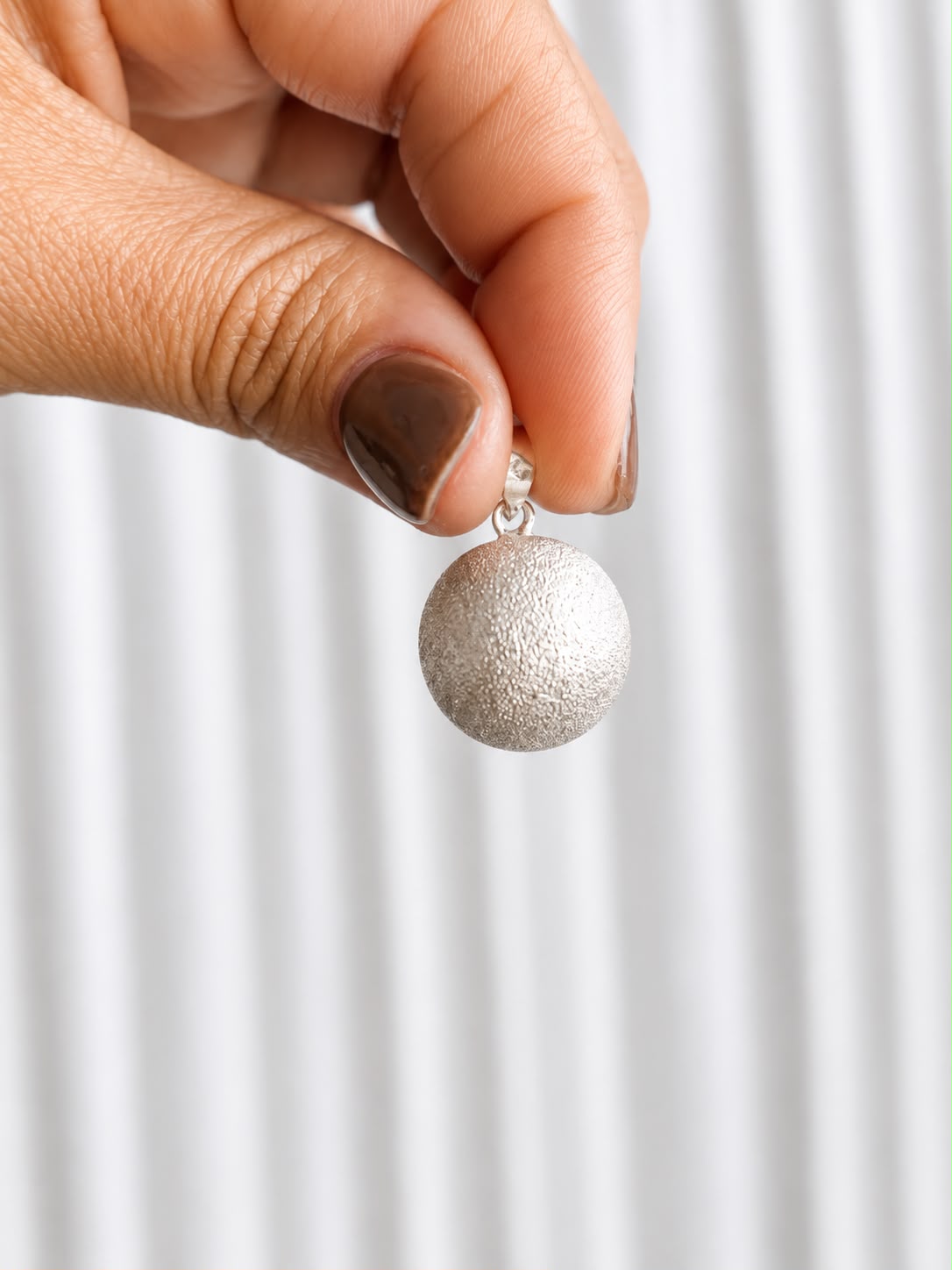 Dije de plata esfera labrada 