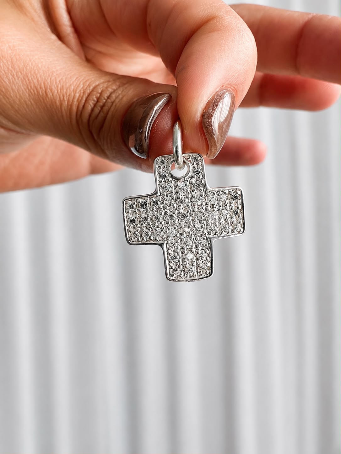 Dije de plata y piedra cruz del equilibrio 