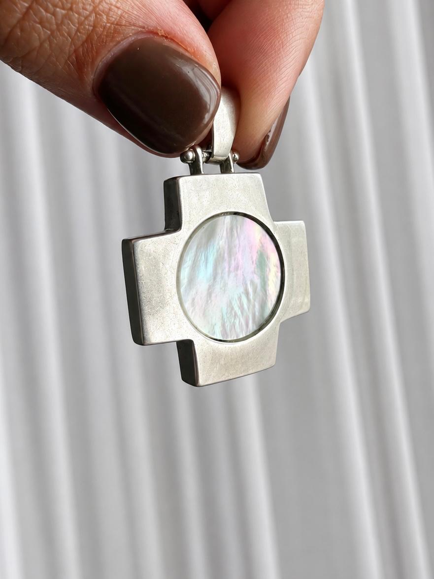 Dije de plata y nácar cruz del equilibrio 