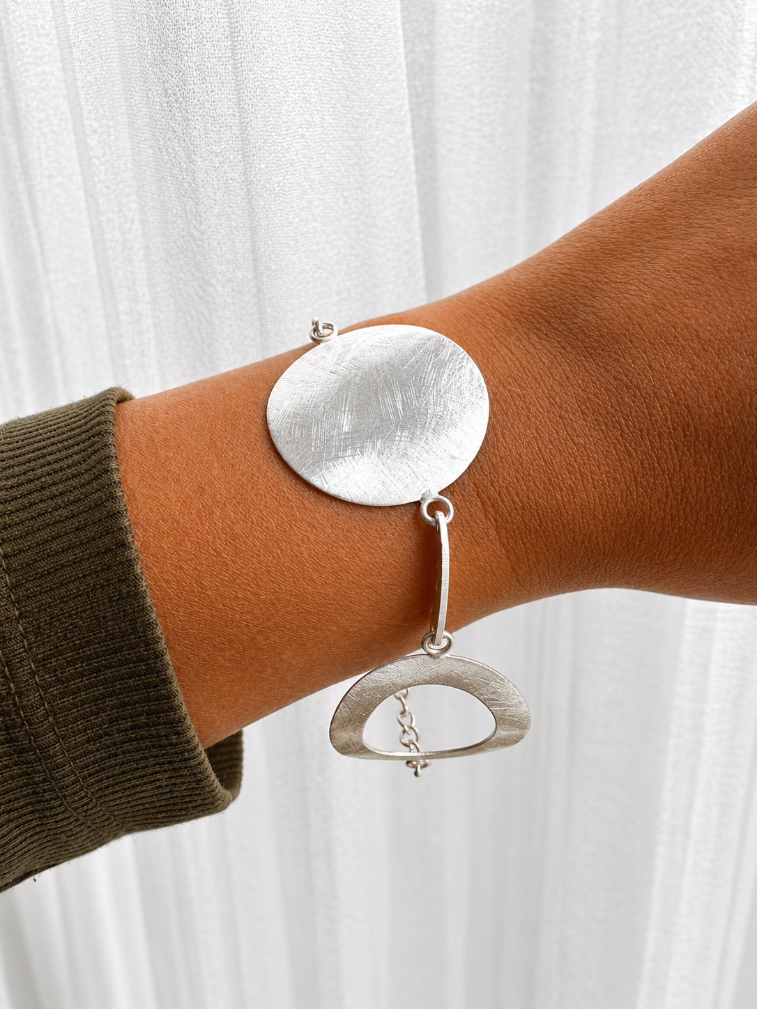 Pulsera de plata labrada círculos