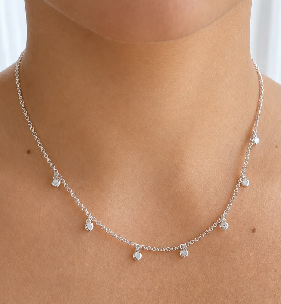 Cadena de plata con corazones 