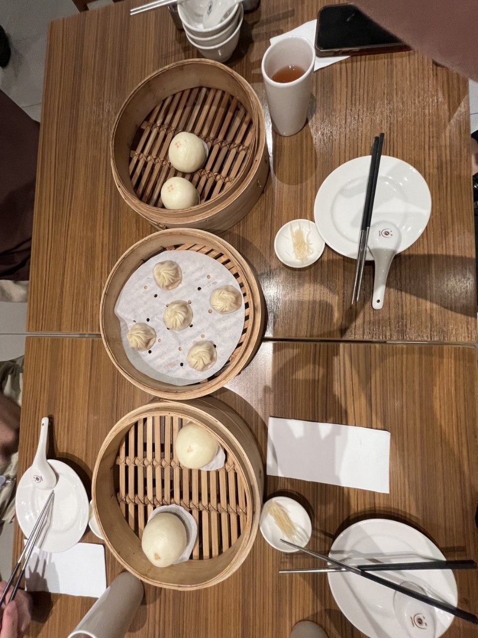 XJD一行人吃氣氛