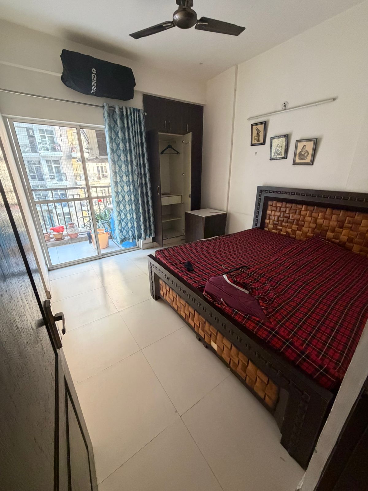 1 Room in 3 BHK Flat Noida Sector 75