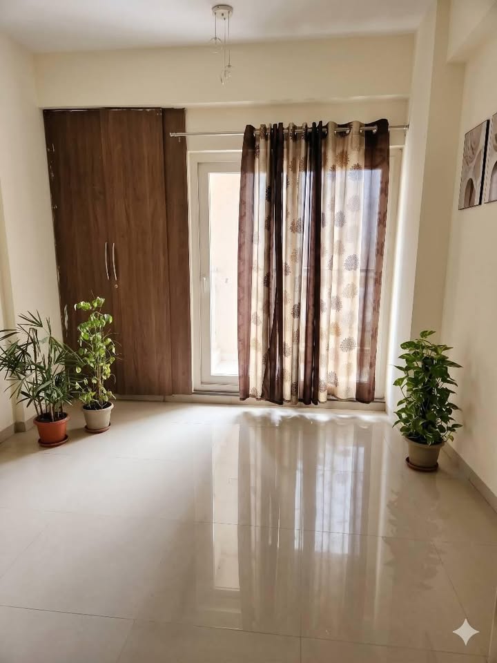 Room in 3BHK Flat Noida SHRI RADHA SKY GARDEN