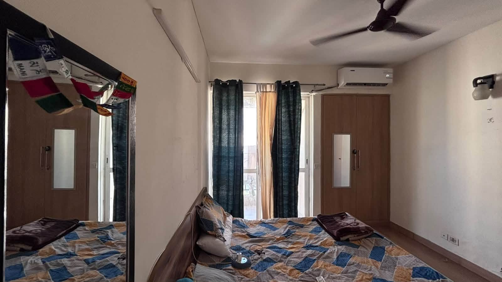 Single Room 3 BHK Flat Noida Sector 134