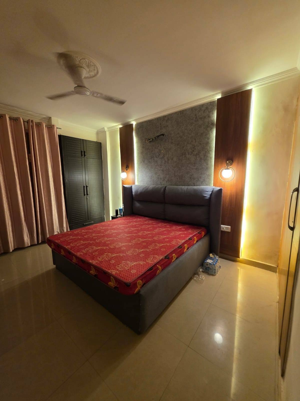 1 Room for Female in 4 BHK Flat Noida Sector 76