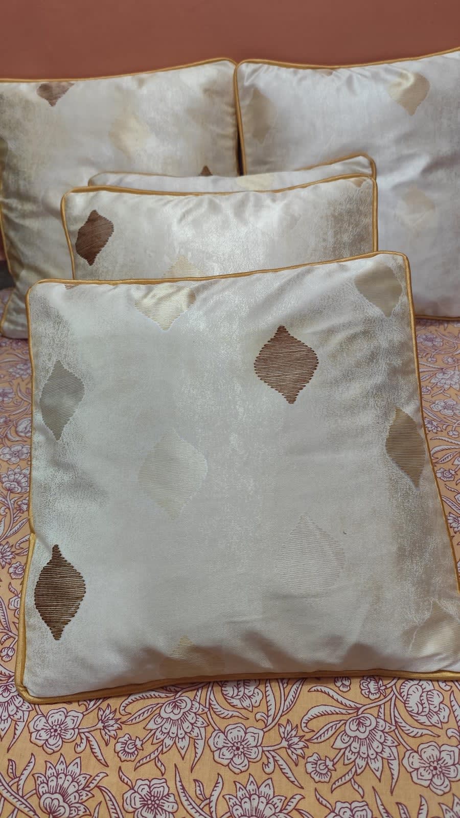 आइवरी गोल्ड डायमंड जैकार्ड कुशन कवर 16x16 इंच - 5 का सेट - photo 2
