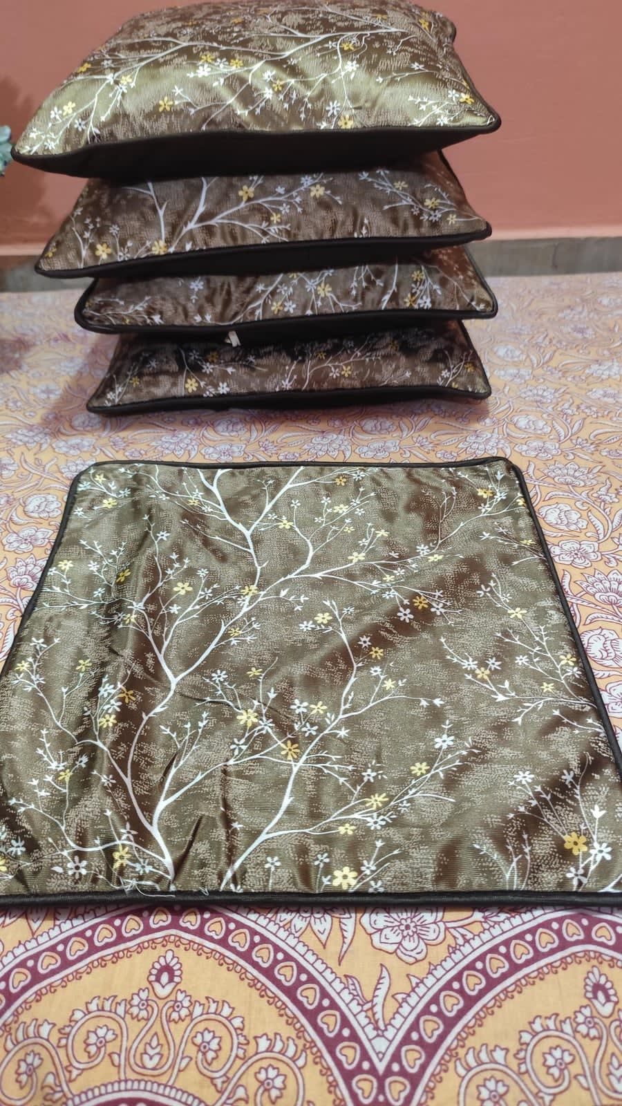 ऑलिव ब्रॉन्ज़ ब्लॉसम प्रिंट कुशन कवर 16x16 इंच - 5 का सेट - photo 5