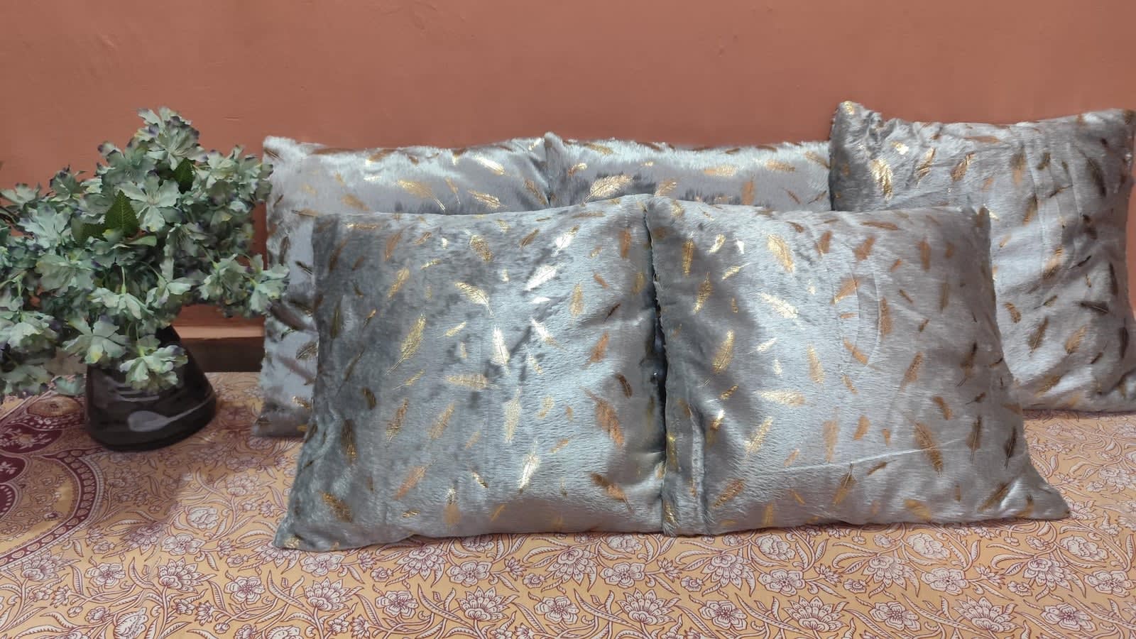 सिल्वर गोल्ड फेदर फॉइल वेलवेट कुशन कवर 16x16 इंच - 5 का सेट - photo 1