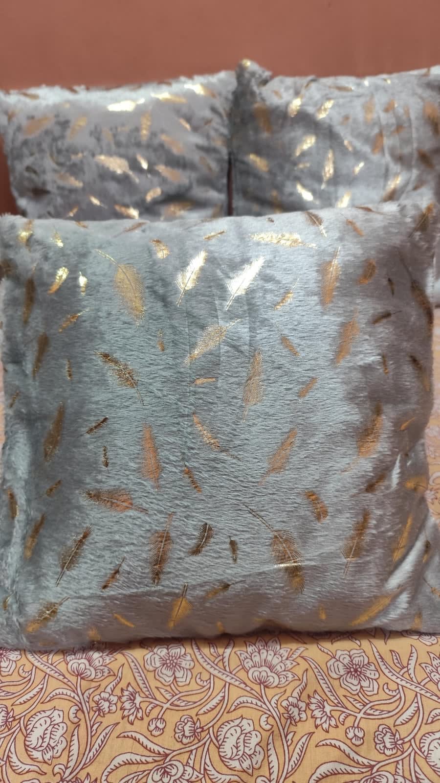 सिल्वर गोल्ड फेदर फॉइल वेलवेट कुशन कवर 16x16 इंच - 5 का सेट - photo 2