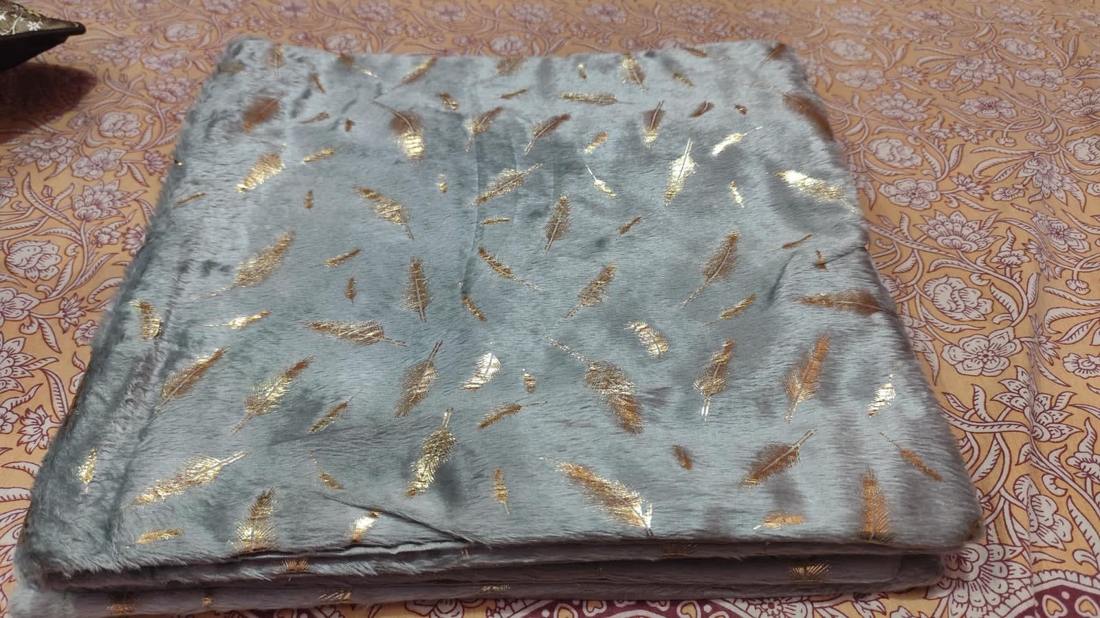 सिल्वर गोल्ड फेदर फॉइल वेलवेट कुशन कवर 16x16 इंच - 5 का सेट - photo 5