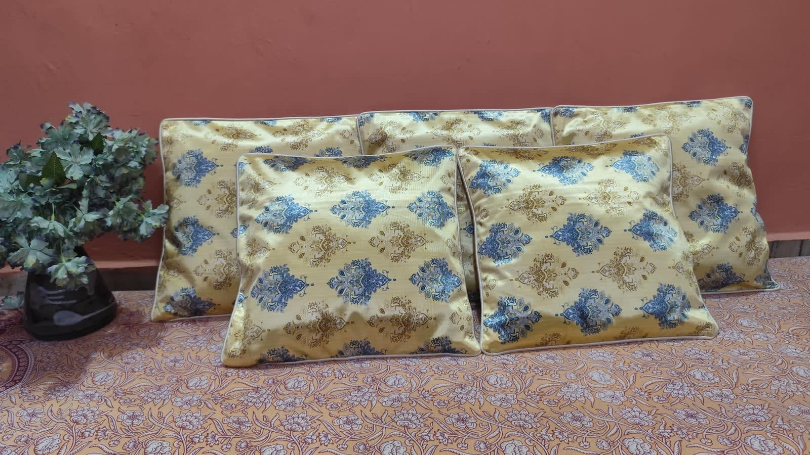 गोल्डन येलो डैमास्क जैकार्ड कुशन कवर 16x16 इंच - 5 का सेट - photo 1