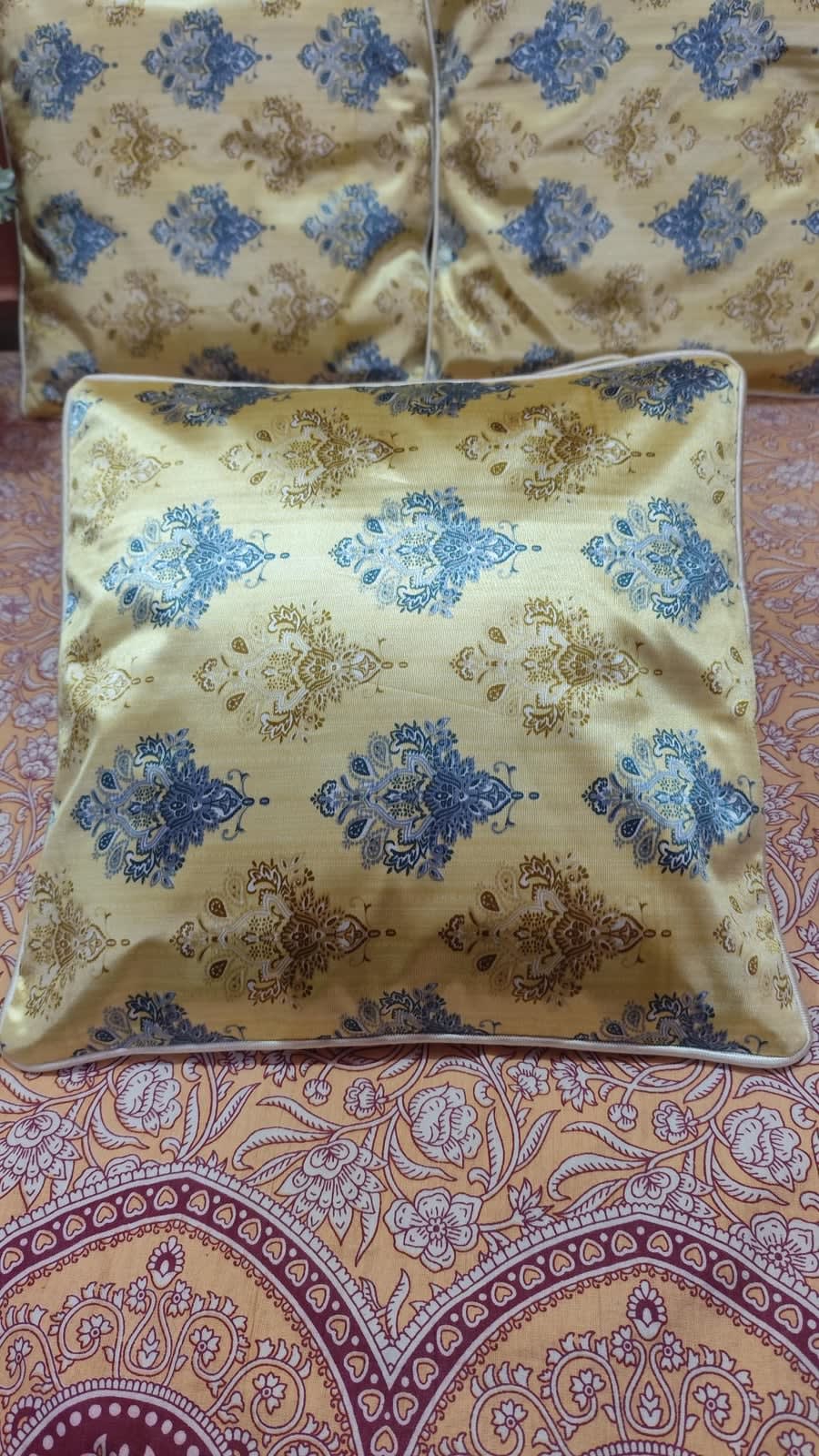 गोल्डन येलो डैमास्क जैकार्ड कुशन कवर 16x16 इंच - 5 का सेट - photo 2
