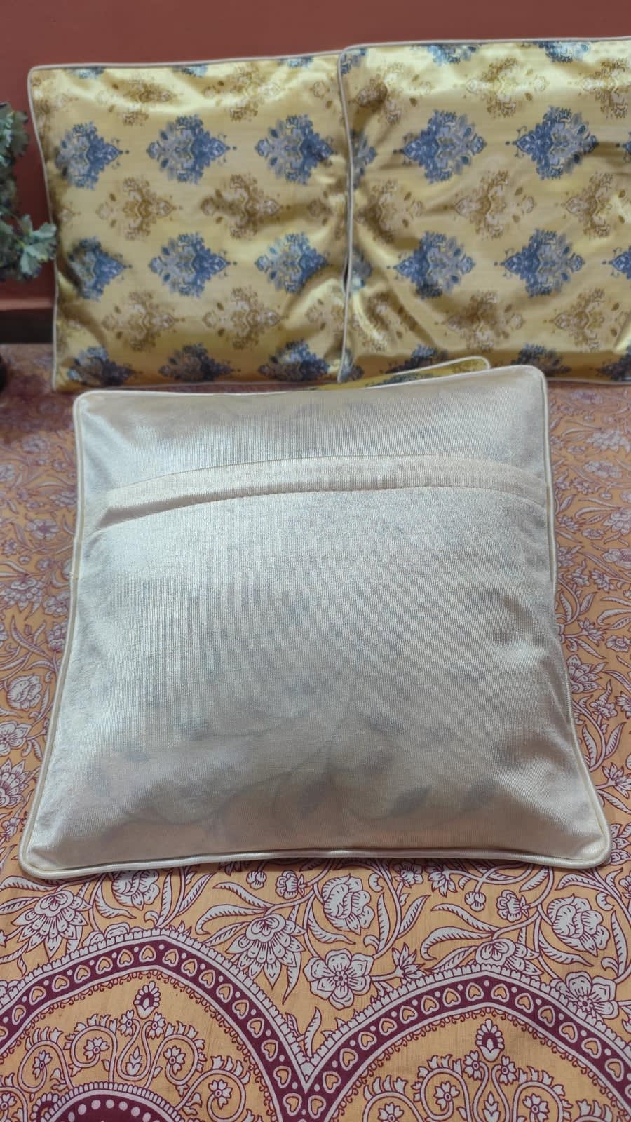 गोल्डन येलो डैमास्क जैकार्ड कुशन कवर 16x16 इंच - 5 का सेट - photo 3
