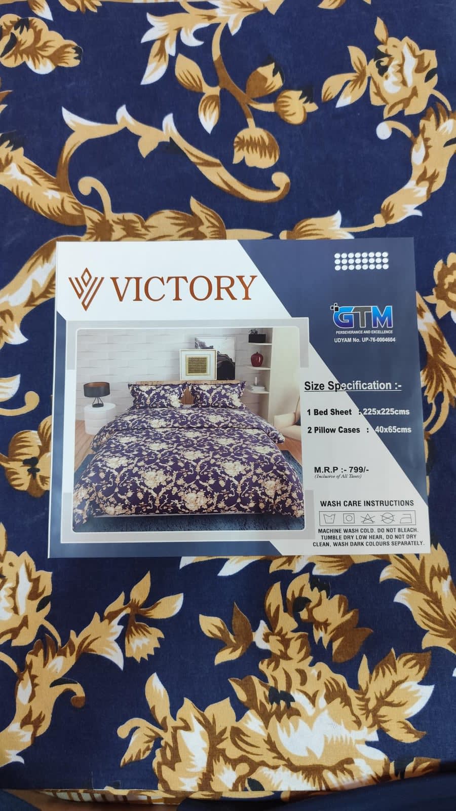 Victory Double Bedsheet 225x225 cm with 2 Pillow Covers - Navy Blue Gold Damask - photo 3