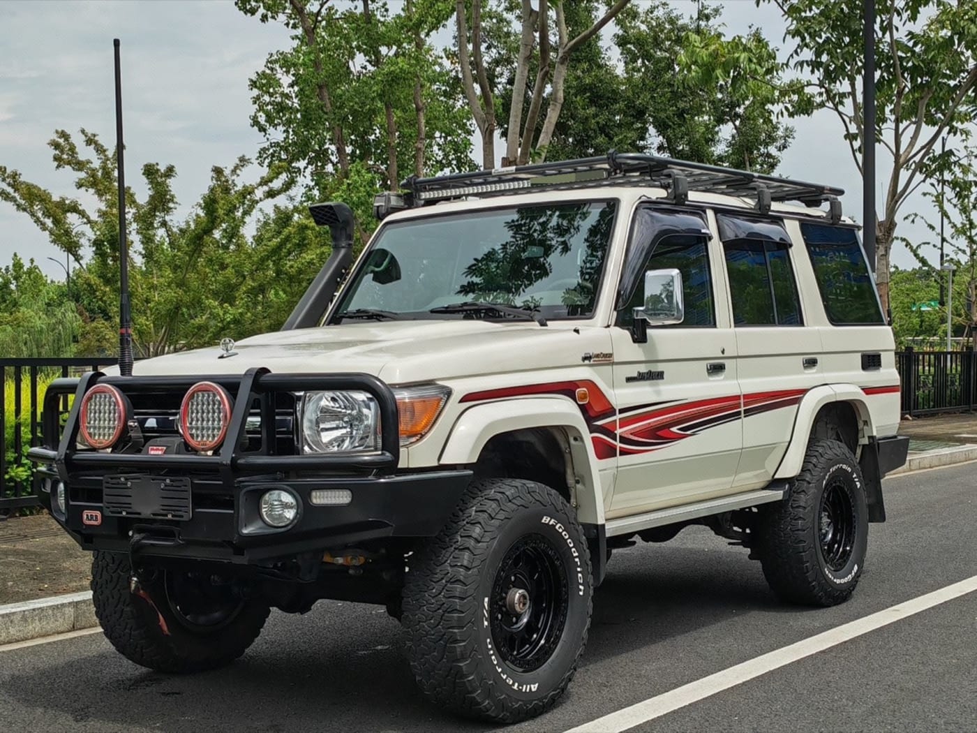 USED TOYOTA LAND CRUISER 4.0 2017 used car photo for export from China