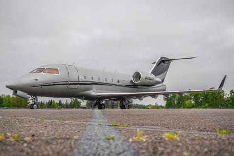Bombardier Challenger 601 3A/ER (N40UT) photo 2