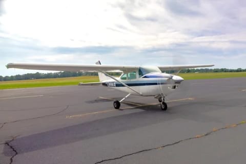 1982 Cessna 182R (N1323E) photo 2