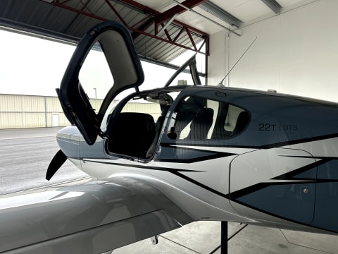 2019 SR22-G6 Turbo GTS (N740LT) photo 2