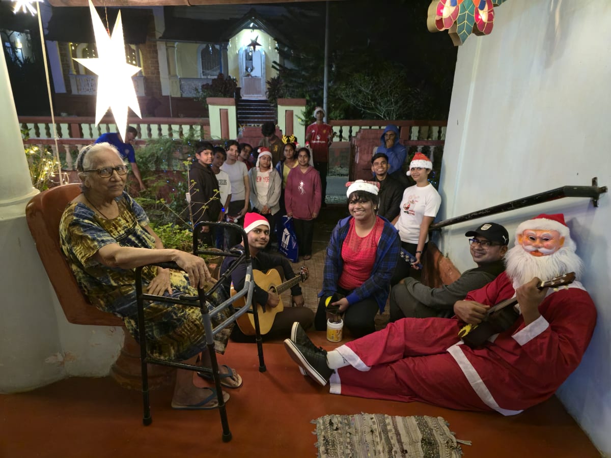 Christmas Serenading — Photo 16