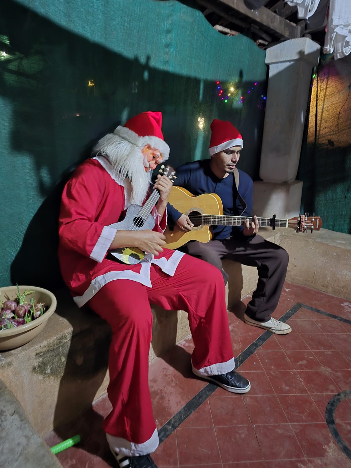 Christmas Serenading — Photo 12
