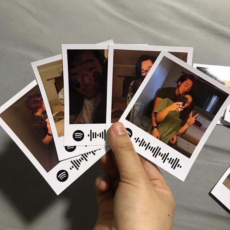 5 Polaroids with customized Spotify play song