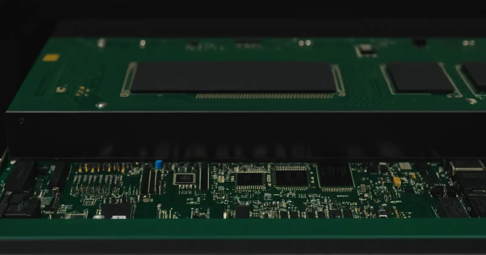 Vista de placa base con BIOS y pantalla mostrando la activación segura del arranque