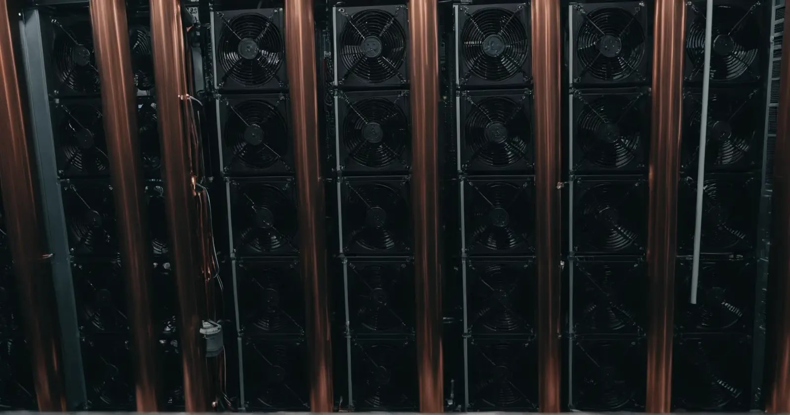 Ventiladores y tuberías de cobre para la refrigeración de racks de servidores en vista detallada