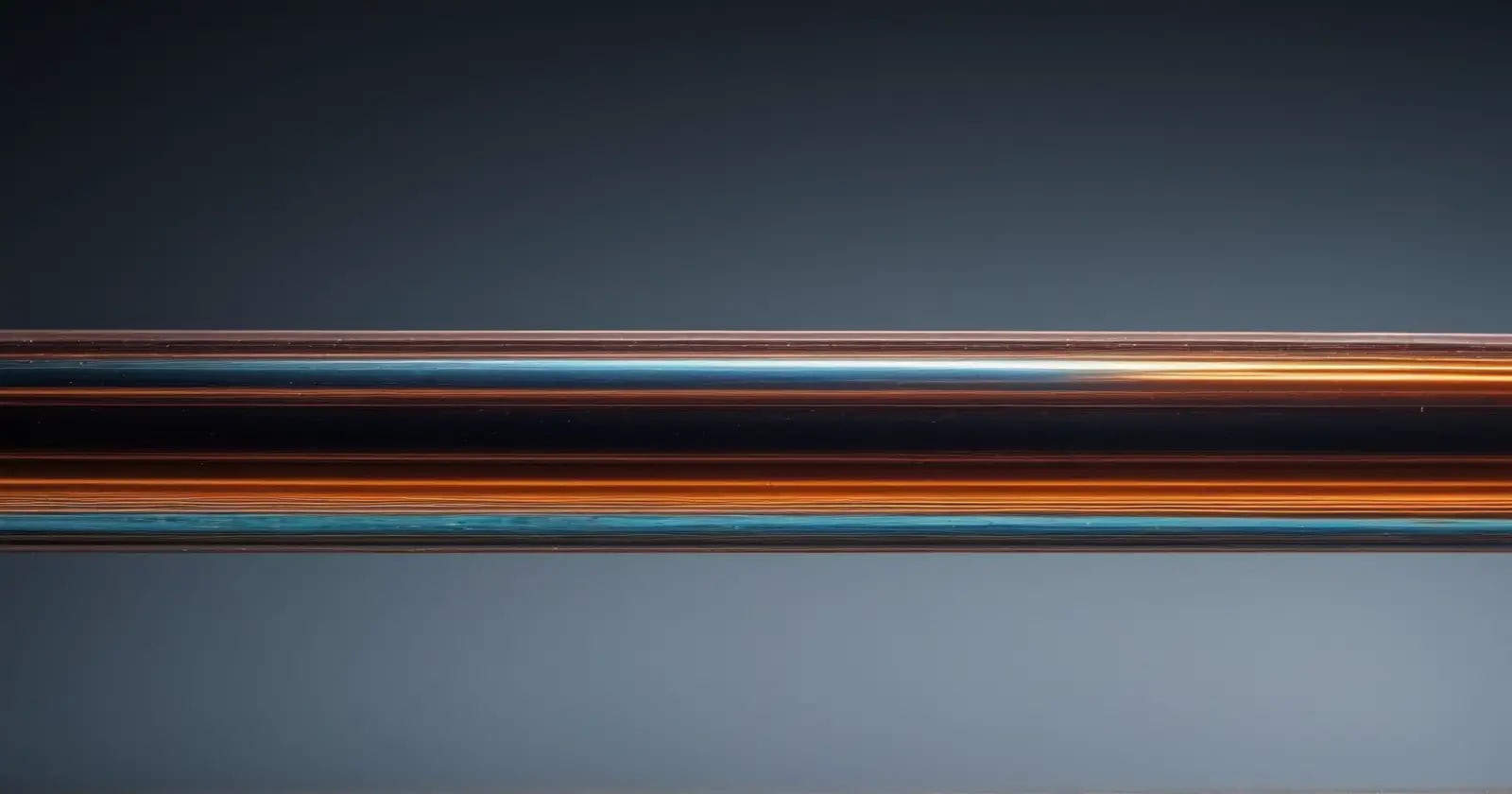 Sección transversal de un serpentín tubular que muestra el ciclo del fluido en un sistema de transferencia de calor