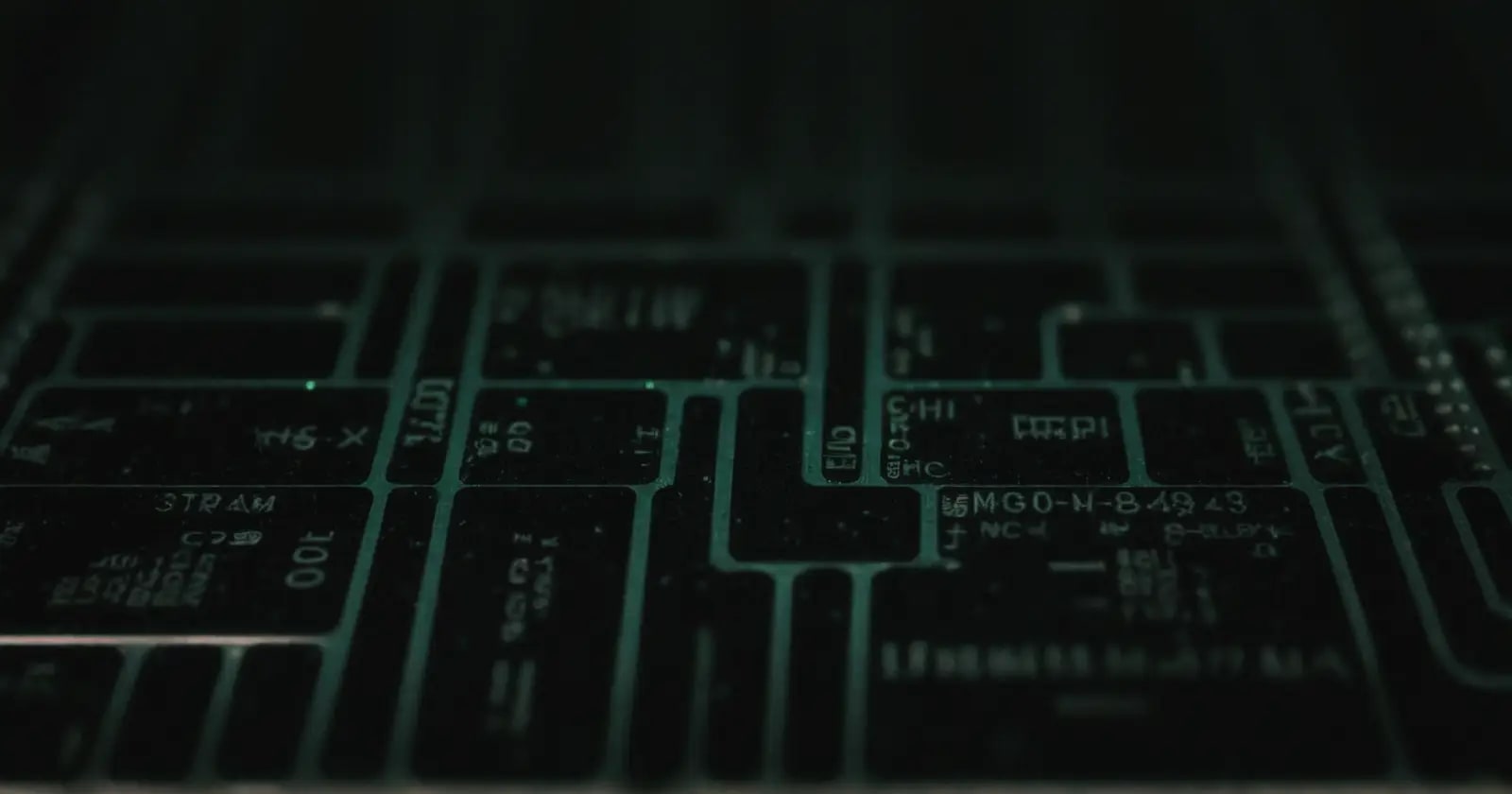 Primer plano del controlador de memoria de CPU ilustrando vías de transferencia: escritura directa o registro en caché bufferizado