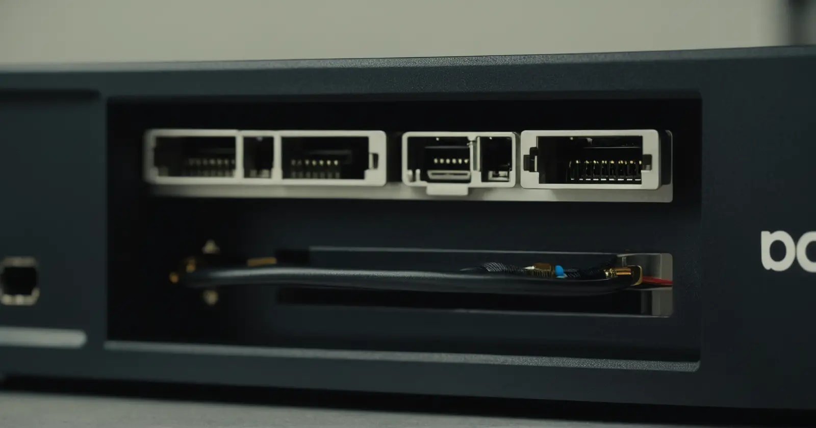 Primer plano del conector DisplayPort 2.0 en la tarjeta gráfica y sus cables braided de conexión