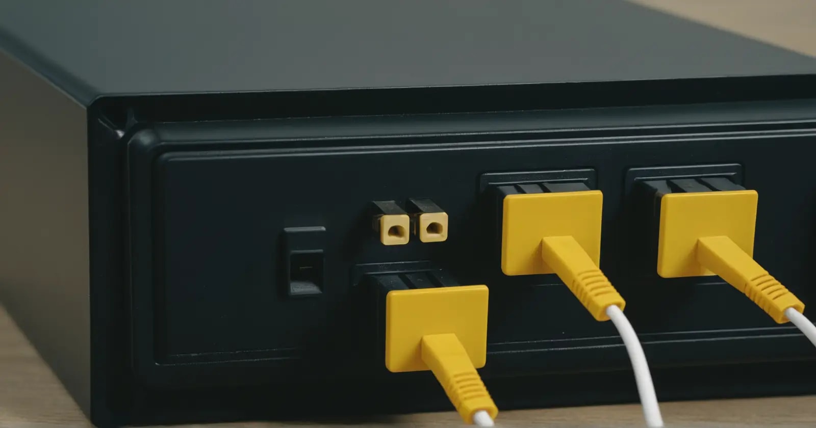 Primer plano del conector de alimentación de cuatro pines para un mecanismo de unidad floppydrive antiguo