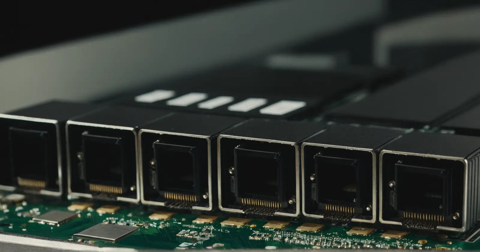 Primer plano de un puerto pcie con tarjeta red y contactos dorados, ilustrando conexión de bajo consumo