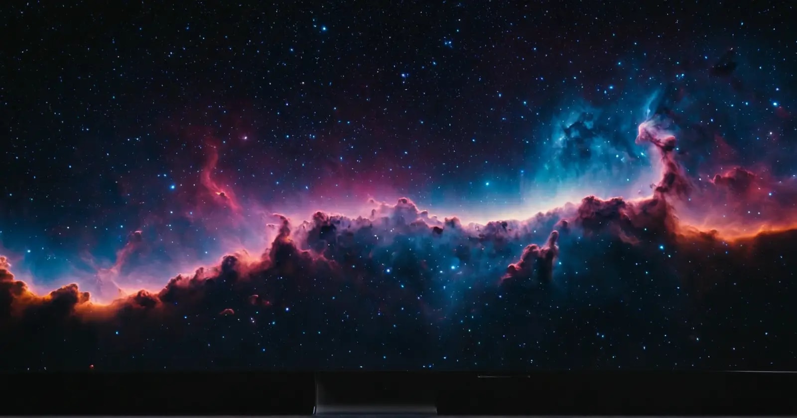 Primer plano de pantalla oled mostrando nebulosa profunda con negros perfectos y galaxias vibrantes