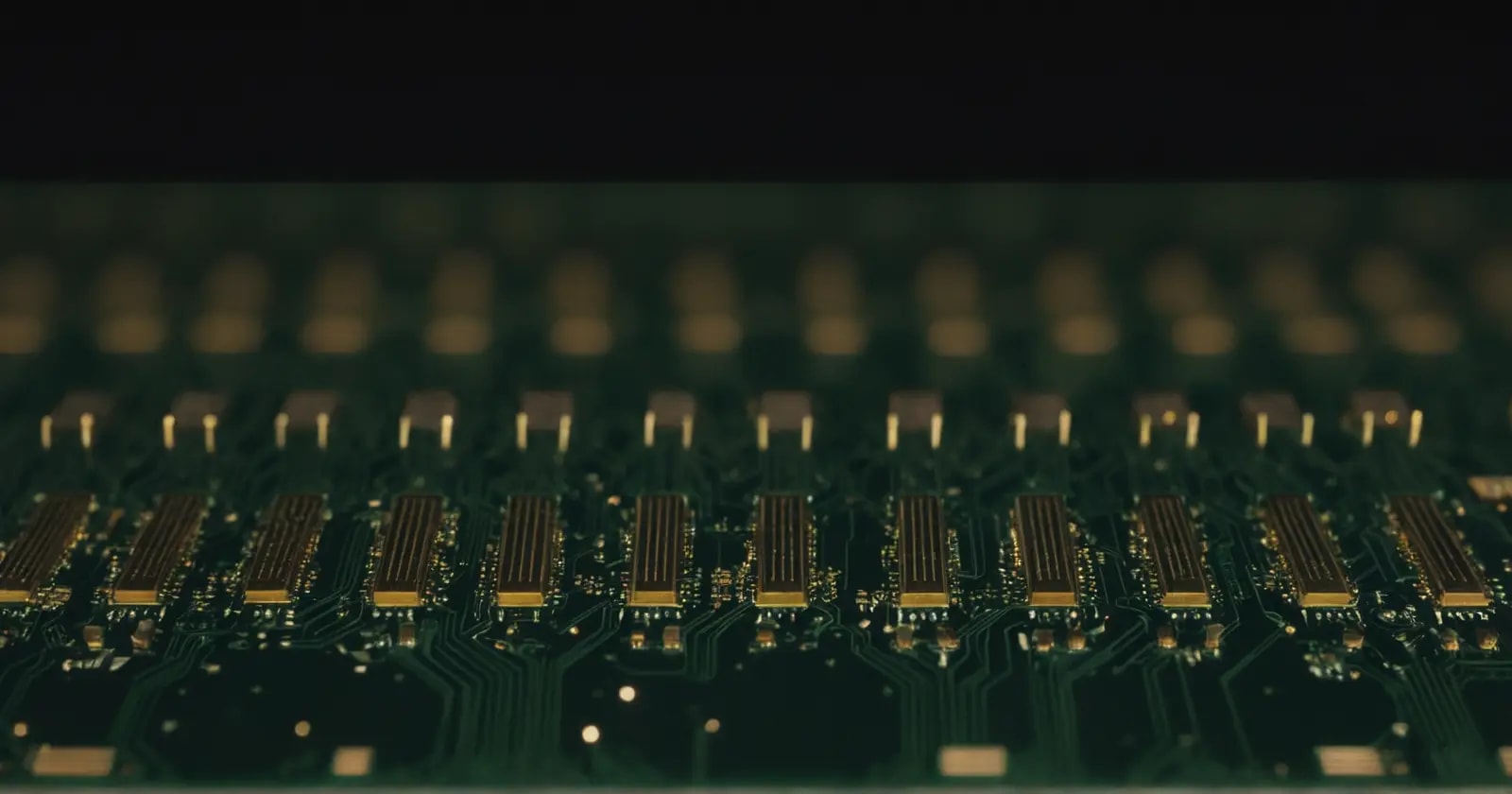 Primer plano de circuitos integrados y pines dorados que muestran la tecnología de memoria SRAM en una placa base