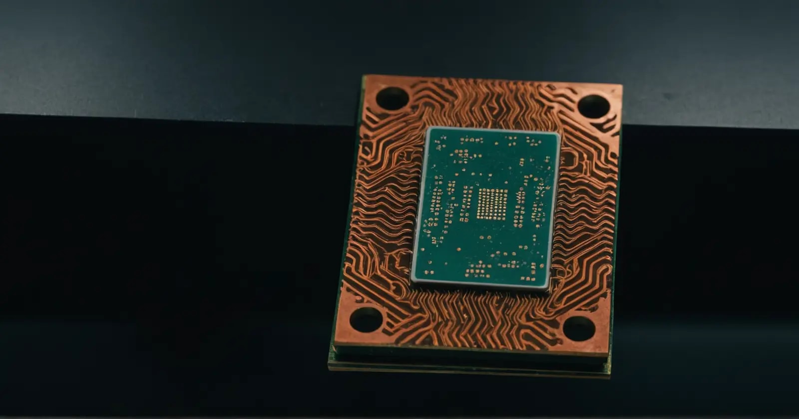 Placa fría de cobre montada sobre un procesador con pasta térmica aplicada