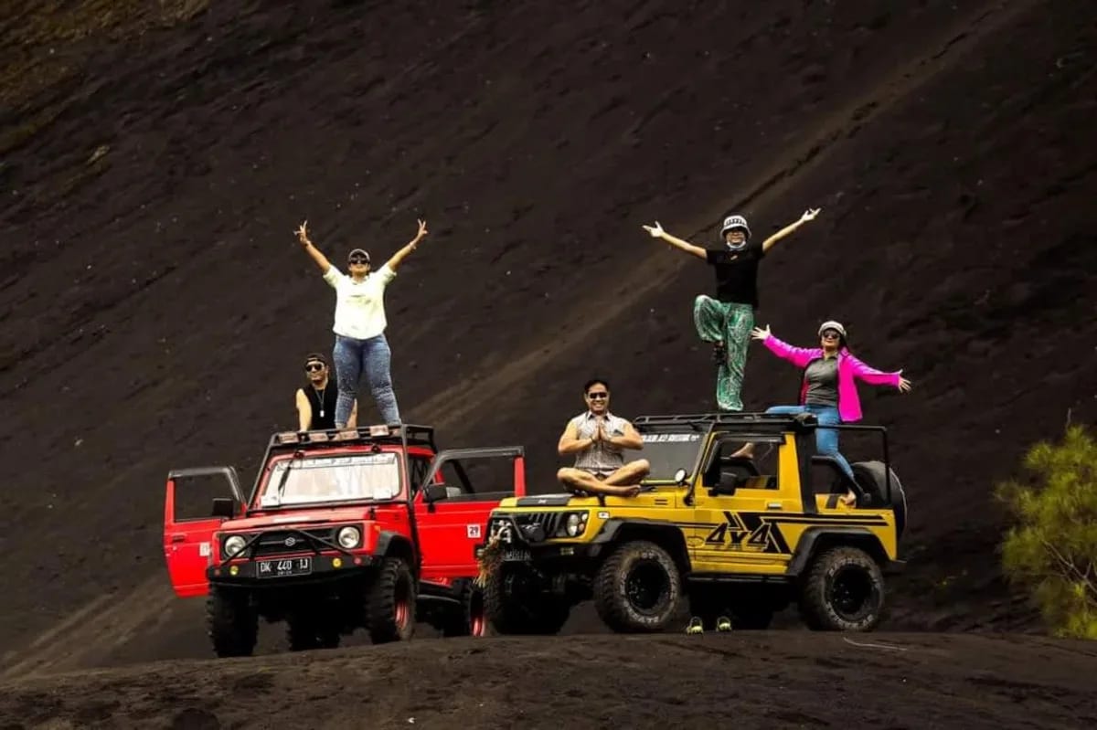 Jeep 4x4 di lava hitam Gunung Batur saat matahari terbit