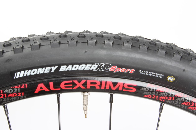 Pizza cutter 2.05 Kenda tyres shout XC-race and it certainly rolled well on smoother trails.