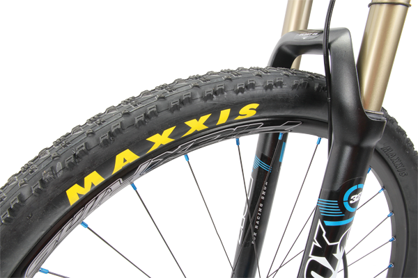 Whilst on the narrow side, the Maxxis rubber offered surprisingly good traction. Note the blue anodised spoke nipples too!