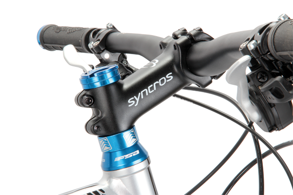 With a pronounced rise on the stem, a high-stack headset and a long head tube, the Sensor has a really tall front end.