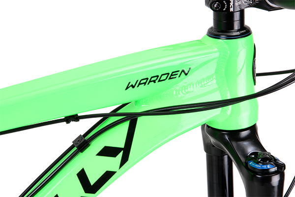 External cables may be unfashionable but they didn’t rattle (like many internal jobs) and they offer greater flexibility for different setups; for example, you’ll get tidy and rub-free hose routing whether you run your rear brake to the left or right side of the bars.