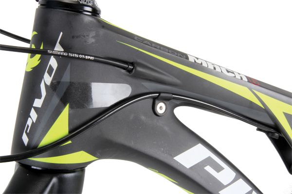 Positioned on the left side of the head tube, the brake hose guide is optimised for a right/rear brake lever setup.