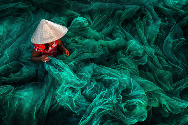 “Making fishing nets, Vietnam”. In the fishing village of Phan Rang in southern Vietnam, a woman creates a handmade fishing net. Winner: Open colour. (Photo by Danny Yen Sin Wong/SIPA Contest)